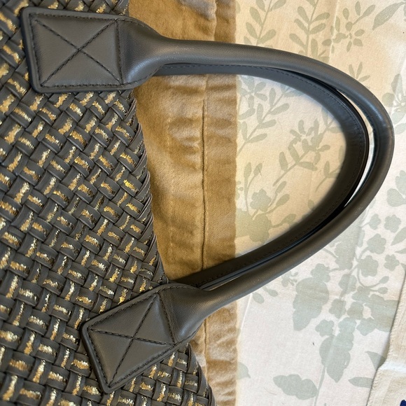 Stunning Bottega Veneta Medium Cabat Tote, Limited Edition, Dark Gray and Gold - Picture 3 of 11